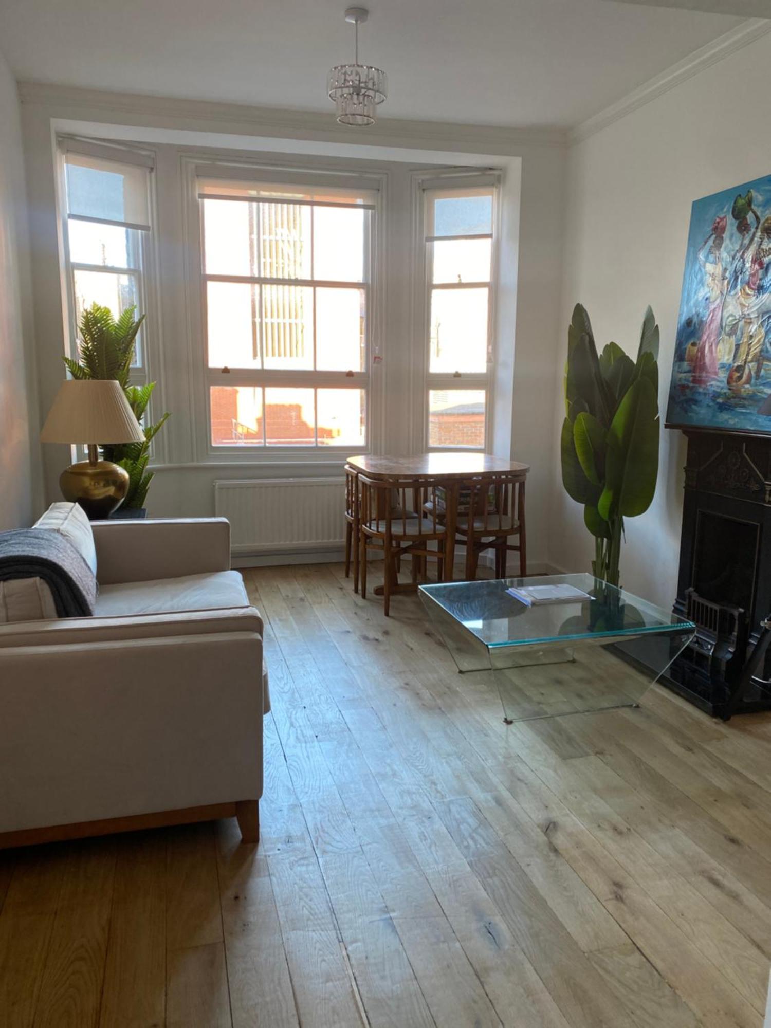 Mayfair - Two Bed, One Bath Londra