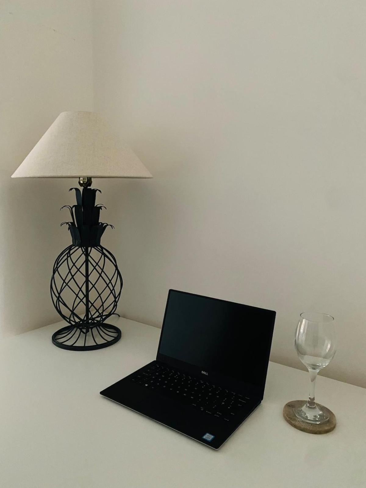 Mayfair - Two Bed, One Bath * Londra