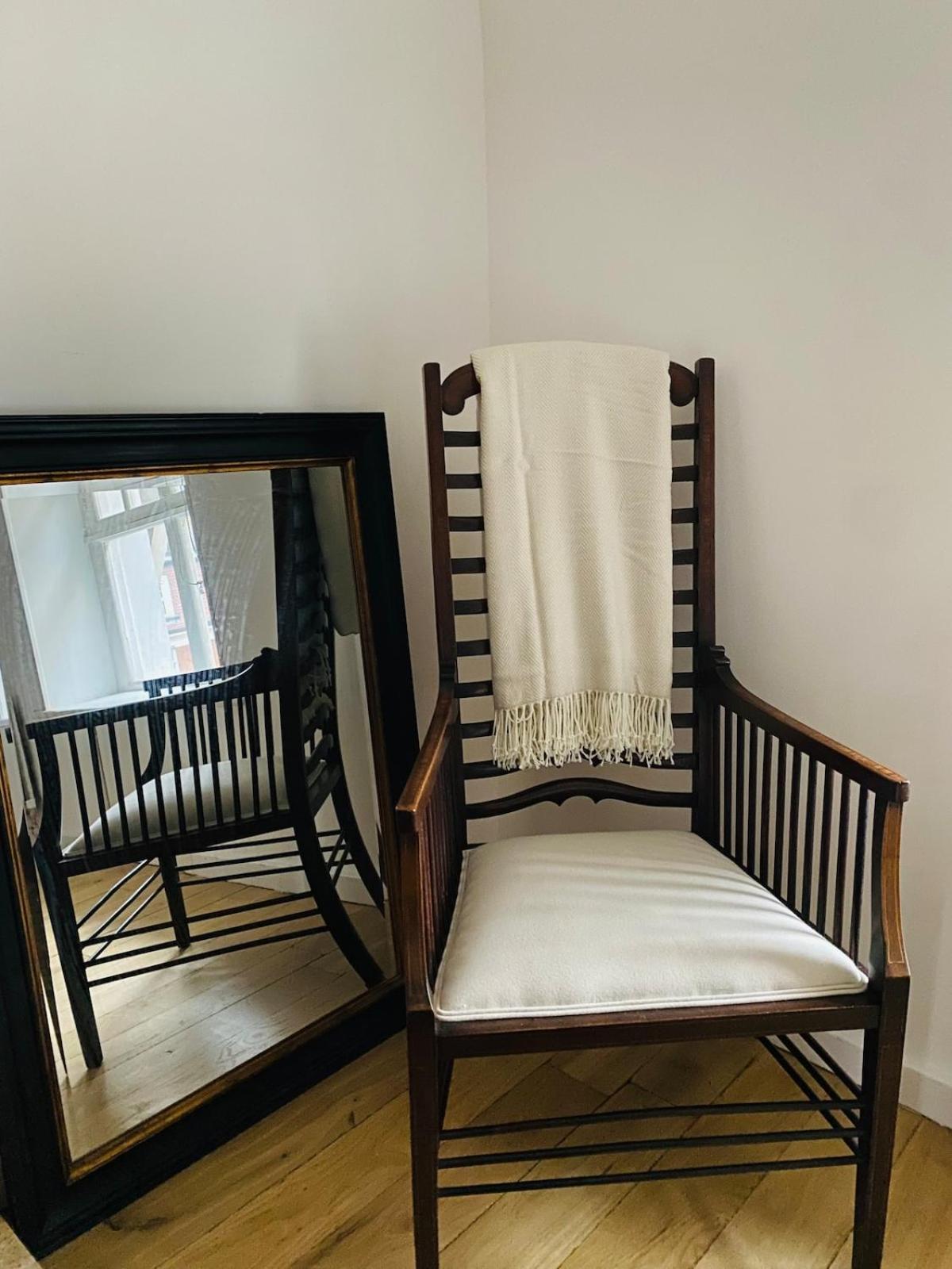Mayfair - Two Bed, One Bath Londra